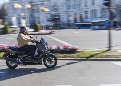 motocicleta, motorista, barrido, movimiento, velocidad, Madrid, plaza de Cibeles, tráfico urbano, transporte, ciudad, fotografía dinámica, avenida, movilidad, desenfoque, vida urbana.