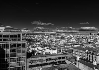 Madrid, panorama urbano, blanco y negro, tejados, skyline, ciudad, nubes, arquitectura, paisaje urbano, horizonte, centro histórico, edificios, contraste, vista elevada, cielo dramático.