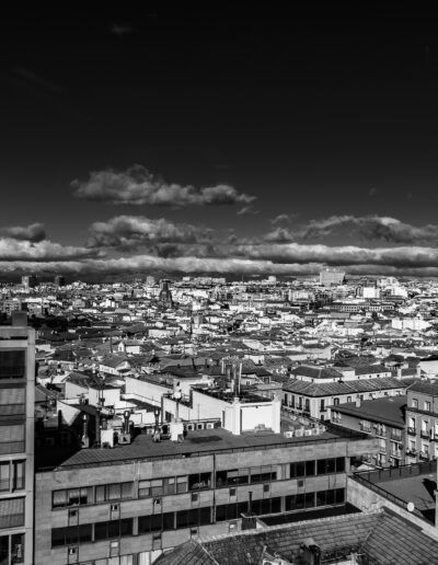 Madrid, panorama urbano, blanco y negro, tejados, skyline, ciudad, nubes, arquitectura, paisaje urbano, horizonte, centro histórico, edificios, contraste, vista elevada, cielo dramático.