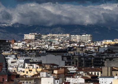 Madrid, panorama urbano, Sierra de Guadarrama, montañas, nieve, nubes, tormenta, tejados, ciudad, horizonte, paisaje urbano, invierno, arquitectura, contraste, cielo dramático.
