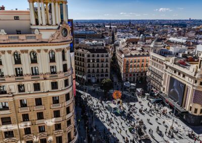 Madrid, vista aérea, centro urbano, edificios históricos, panorama, calles, peatones, arquitectura, turismo, ciudad, tejados, gran ciudad, paisaje urbano, perspectiva elevada, España.