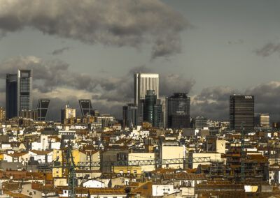 skyline, Madrid, rascacielos, distrito financiero, AZCA, Torres Kio, arquitectura moderna, edificios, panorama urbano, nubes, contraste arquitectónico, ciudad, horizonte, oficinas, paisaje urbano.
