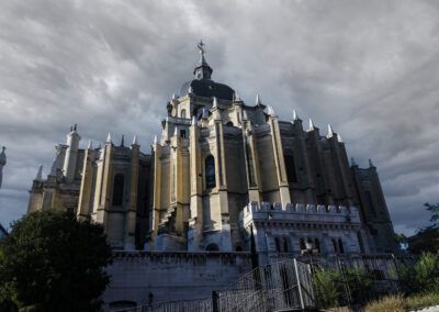 Catedral de la Almudena, Madrid, catedral, arquitectura religiosa, contrapicado, cielo tormentoso, patrimonio, monumento, piedra, cúpula, iglesia, turismo, nubes, dramatismo, España.
