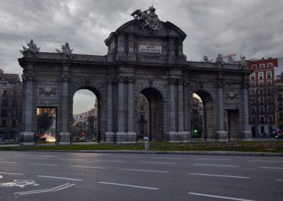 Puerta de Alcalá, Madrid, monumento, arquitectura neoclásica, arcos, tráfico, atardecer, cielo nublado, patrimonio, plaza de la Independencia, turismo, piedra, ciudad, historia, España.