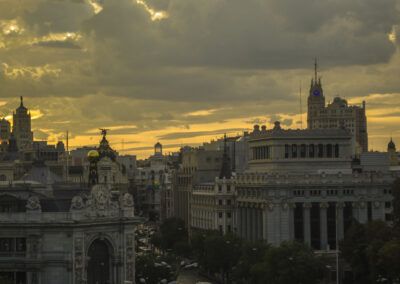 Madrid, atardecer, centro de Madrid, paisaje urbano, edificios históricos, cielo dorado, nubes, arquitectura, horizonte, puesta de sol, Gran Vía, ciudad, turismo, España, panorama.