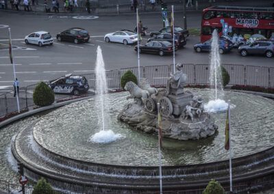 Fuente de Cibeles, Madrid, Plaza de Cibeles, tráfico, coches, autobús turístico, fuente monumental, ciudad, paisaje urbano, turismo, movilidad, centro de Madrid, escultura, agua, vida urbana.