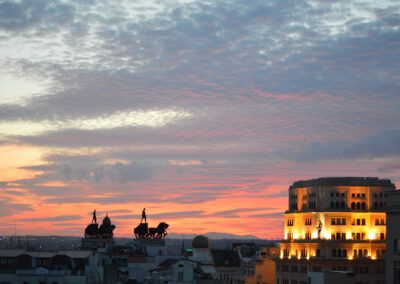 Madrid, atardecer, cielo rosado, cuadrigas, tejados, siluetas, edificio iluminado, paisaje urbano, hora azul, nubes, arquitectura, horizonte, ciudad, luces, fotografía urbana.
