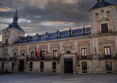 Casa de la Villa, Madrid, Ayuntamiento, Plaza de la Villa, arquitectura barroca, edificio histórico, ladrillo, piedra, torres, balcones, banderas, patrimonio, casco antiguo, turismo, España.