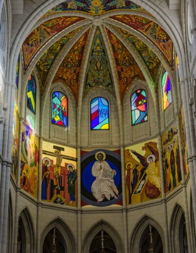 catedral de la Almudena, Madrid, interior de iglesia, ábside, bóveda policromada, vidrieras, arte sacro, arquitectura neogótica, mosaicos, pinturas religiosas, patrimonio, turismo cultural, templo católico, color, España.