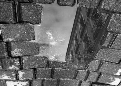 reflejo, charco, blanco y negro, adoquines, lluvia, fachada, fotografía abstracta, ciudad, suelo mojado, arquitectura, textura, perspectiva, espejo, escena urbana, composición artística.