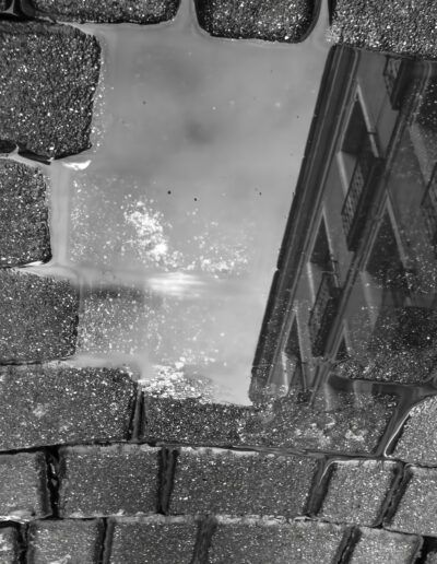 reflejo, charco, blanco y negro, adoquines, lluvia, fachada, fotografía abstracta, ciudad, suelo mojado, arquitectura, textura, perspectiva, espejo, escena urbana, composición artística.