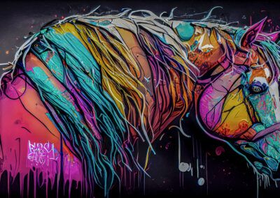 caballo, arte abstracto, graffiti, mural, arte urbano, cabeza de caballo, colores neón, equino, pinceladas, street art, pintura contemporánea, fondo negro, crin, ilustración animal, composición moderna.