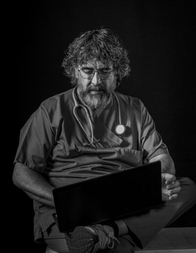 médico, sanitario, ordenador portátil, estetoscopio, blanco y negro, tecnología, telemedicina, trabajo, salud, profesional, consulta, retrato, medicina, concentración, fotografía de estudio.