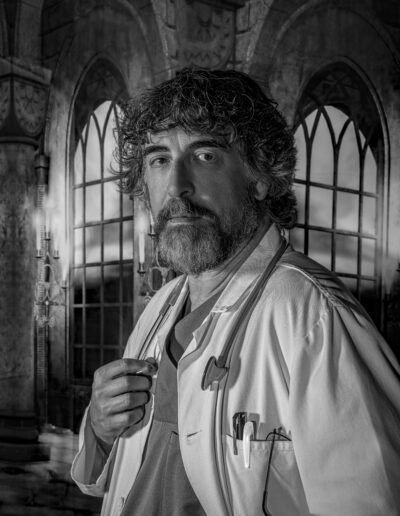 médico, bata blanca, estetoscopio, castillo, arquitectura gótica, blanco y negro, retrato, cine, fantasía, profesional sanitario, misterio, hospital, ambientación, personaje, fotografía creativa.