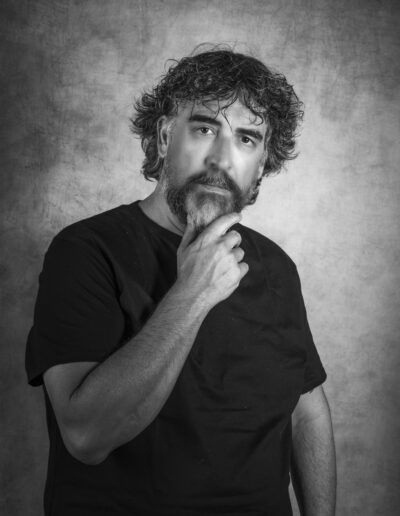 hombre, pensamiento, reflexión, barba, retrato, blanco y negro, mano en la barbilla, mirada, duda, concentración, fondo texturizado, fotografía de estudio, expresión, pose pensativa, retrato masculino.